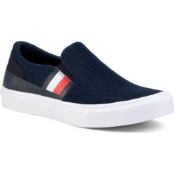 Tenisówki TOMMY HILFIGER - Lightweight Stripes Knit Slip On FM0FM02690 Desert Sky DW5. Niebieskie półbuty męskie TOMMY HILFIGER, na co dzień, bez wzorów, z gumy, klasyczne, bez zapięcia. Za 339,00 zł.