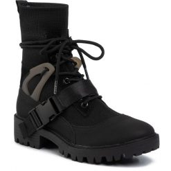 Trapery KENDALL + KYLIE - Eclipse Bootie Black/Black. Czarne trapery damskie ze skóry ekologicznej, klasyczne, bez obcasa, bez zapięcia. W wyprzedaży za 339,00 zł.