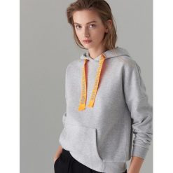 Sportowa bluza Fluo z kapturem - Szary. Szare bluzy sportowe damskie Mohito, s, bez wzorów, bez rękawów, z kapturem. Za 99,99 zł.