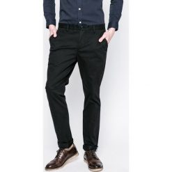 Lacoste - Spodnie. Czarne chinosy męskie marki Lacoste, z elastanu. W wyprzedaży za 269,90 zł.