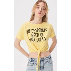 Wiązany t-shirt ze sloganem - Żółty. Żółte t-shirty damskie Sinsay, xl, bez wzorów, bez kołnierzyka. W wyprzedaży za 4,99 zł.