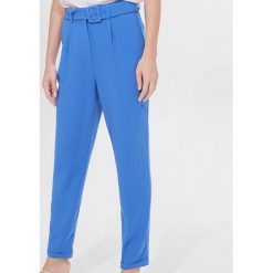 Spodnie carrot fit z paskiem - Niebieski. Niebieskie spodnie damskie Mohito, bez wzorów. Za 139,99 zł.
