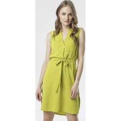 Limonkowa Sukienka Pericia. Sukienki damskie Born2be, s, bez wzorów, z tkaniny, bez kołnierzyka, bez rękawów, mini. Za 69,99 zł.
