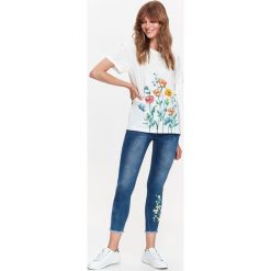 T-SHIRT DAMSKI Z KRÓTKIM RĘKAWEM I NADRUKIEM KWIATOWYM. Szare t-shirty damskie Top Secret, z nadrukiem. Za 19,99 zł.