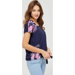 T-shirt z wiązaniem. Niebieskie bluzki damskie Moodo, xl, bez wzorów, bez kołnierzyka, bez rękawów. Za 39,99 zł.