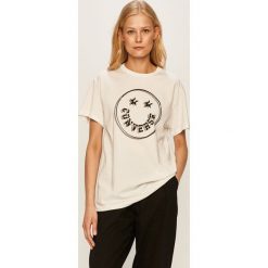 Converse - T-shirt. Białe bluzki damskie Converse, s, z nadrukiem, z bawełny, casualowe, z okrągłym kołnierzem. W wyprzedaży za 79,90 zł.