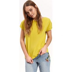 DZIANINOWA BLUZKA DAMSKA W ENERGETYCZNYM KOLORZE Z OZDOBNYMI TAŚMAMI NA PLECACH. Żółte t-shirty damskie Top Secret, bez wzorów, z dzianiny, z dekoltem na plecach. W wyprzedaży za 34,99 zł.