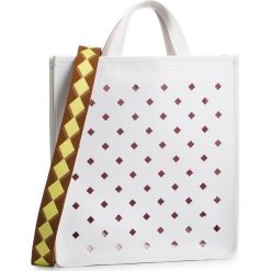 Torebka COCCINELLE - DJ2 C Bag Traforo Rombi Maxi E1 DJ2 18 01 01 Blanche/Blanche H10. Białe torebki klasyczne damskie marki Coccinelle, bez wzorów, ze skóry, klasyczne, na ramię, bez dodatków. Za 1399,90 zł.