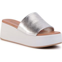 Klapki INUOVO - 602007 Silver. Szare klapki damskie Inuovo, bez wzorów, ze skóry, bez obcasa, na koturnie. W wyprzedaży za 219,00 zł.