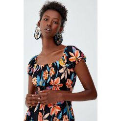 Krótki top w kwiaty. Szare topy damskie Pull&Bear, w kwiaty, bez kołnierzyka, z krótkim rękawem. Za 69,90 zł.