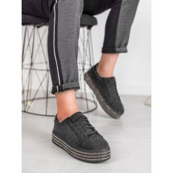 ZAMSZOWE BUTY SPORTOWE. Niebieskie buty sportowe damskie Bestelle, bez wzorów, z zamszu, bez zapięcia. Za 52,90 zł.
