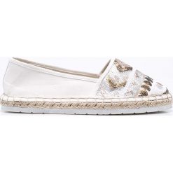 Marco Tozzi - Espadryle. Białe espadryle damskie marki Marco Tozzi, z gumy, na płaskiej podeszwie. W wyprzedaży za 99,90 zł.