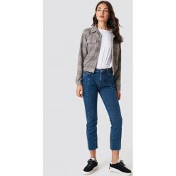 NA-KD Trend Jeansy z panelowymi wstawkami i średnim stanem - Blue. Niebieskie jeansy damskie marki NA-KD Trend. Za 121,95 zł.