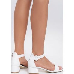 Białe Sandały Sunfast. Białe sandały damskie vices, bez wzorów, z otwartym noskiem, bez obcasa, na obcasie, ze sprzączką. Za 79,99 zł.