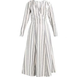 IVY & OAK V NECK STRIPED DRESS Długa sukienka blue/beige. Niebieskie sukienki damskie marki IVY & OAK, bez wzorów, z lyocellu, bez kołnierzyka, z długim rękawem, długie, maxi. W wyprzedaży za 431,40 zł.