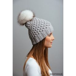Czapka z naturalnym futerkiem. Szare czapki damskie marki Pakamera, z wełny. Za 169,00 zł.