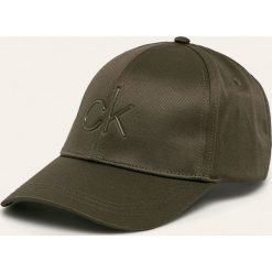 Calvin Klein - Czapka. Zielone czapki męskie Calvin Klein, z aplikacjami, z bawełny. Za 159,90 zł.