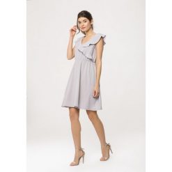 Szara Sukienka Fall In Love. Szare sukienki damskie Born2be, s, bez wzorów, bez kołnierzyka, bez rękawów, mini. Za 59,99 zł.