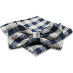 Granatowo-Biała Mucha Męska -ALTIES- z Taką Samą Poszetką, w Dużą Kratkę MUALTS0396. Niebieskie muszki męskie Alties, na imprezę, w paski, eleganckie. Za 40,00 zł.