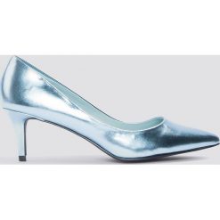 NA-KD Shoes Metaliczne czółenka na średnim obcasie - Blue. Niebieskie czółenka damskie NA-KD Shoes, bez wzorów, na średnim obcasie. W wyprzedaży za 36,58 zł.