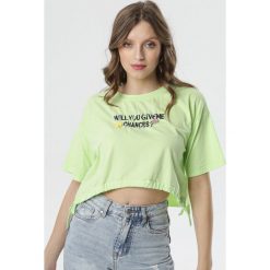 Jasnozielony T-shirt Ethimelle. Zielone bluzki damskie Born2be, s, z haftami, bez kołnierzyka, z krótkim rękawem. Za 49,99 zł.