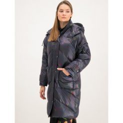Kurtka puchowa MCQ Alexander McQueen 570898 RNF08 1087. Niebieskie kurtki damskie McQ Alexander McQueen, s, bez wzorów, z puchu, bez kaptura. W wyprzedaży za 2199,00 zł.