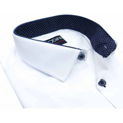 Biała koszula męska z granatowymi kontrastami w kropki Y01. Białe koszule męskie Modini Moda Męska, m, bez wzorów, z bawełny, klasyczne, z klasycznym kołnierzykiem, bez rękawów. W wyprzedaży za 125,10 zł.