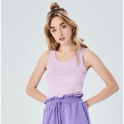 Bawełniany tank top - Fioletowy. Fioletowe topy damskie Sinsay, s, bez wzorów, z bawełny, bez kołnierzyka. Za 7,99 zł.