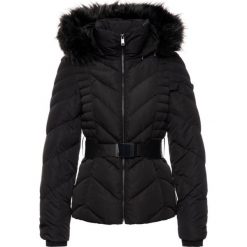 Kurtka puchowa Guess W94L81 W94G0. Czarne kurtki damskie Guess, l, z aplikacjami, z poliesteru, bez kaptura. W wyprzedaży za 569,00 zł.