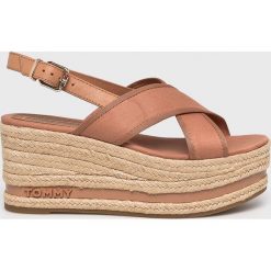 Tommy Hilfiger - Koturny. Różowe koturny damskie TOMMY HILFIGER, bez obcasa, na obcasie, na klamry. W wyprzedaży za 219,90 zł.