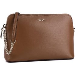 Torebka DKNY - R83E3655 Driftwood DFW. Pomarańczowe listonoszki damskie DKNY, bez wzorów, ze skóry, bez dodatków. W wyprzedaży za 409,00 zł.