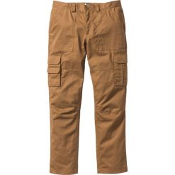 Spodnie "bojówki" z powłoką z teflonu Regular Fit Straight bonprix koniakowy. Brązowe bojówki męskie bonprix. Za 119,99 zł.