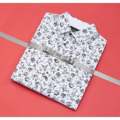 Koszula z motywem świątecznym - Biały. Białe koszule męskie Reserved, xl, bez wzorów, wizytowe, bez kołnierzyka, bez rękawów. Za 79,99 zł.
