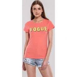 Koralowy T-shirt Huffy. Pomarańczowe bluzki damskie Renee, s, z nadrukiem, z bawełny, z okrągłym kołnierzem. Za 49,99 zł.