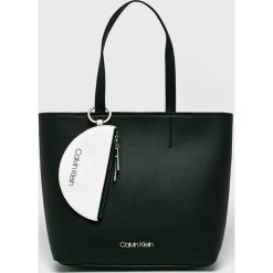 Calvin Klein - Torebka. Czerwone torebki klasyczne damskie Calvin Klein, bez wzorów, z materiału, casualowe, na ramię, duże, bez dodatków. W wyprzedaży za 499,90 zł.