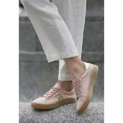 Różowe Trampki Born N Raised. Różowe espadryle damskie Born2be, bez wzorów, bez obcasa, na płaskiej podeszwie. Za 49,99 zł.