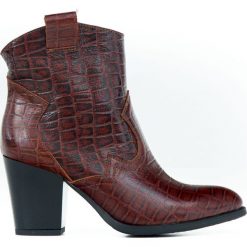 Kowbojki z tłoczeniem - skóra naturalna - model 471 - kolor brązowo czarny krokodyl. Pomarańczowe botki damskie Zapato, ze skóry, bez obcasa, bez zapięcia. W wyprzedaży za 299,25 zł.