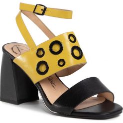 Sandały BETSY - 907058/04-03E Yellow/Black. Żółte klapki damskie Betsy, bez wzorów, ze skóry ekologicznej, bez obcasa. W wyprzedaży za 149,00 zł.