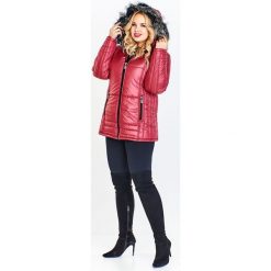 Pikowana kurtka z kapturem bordowy. Czerwone kurtki damskie Tagless, plus size, bez wzorów, z kapturem. Za 243,13 zł.
