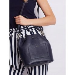Torebka damska worek skórzana Rovicky granatowa - Granatowy. Niebieskie torebki worki damskie ROVICKY, w paski, z jeansu, eleganckie, na ramię, bez dodatków. Za 199,99 zł.