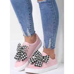 Różowe Trampki Young Lady. Różowe buty sportowe damskie vices, bez wzorów, na sznurówki. Za 49,99 zł.