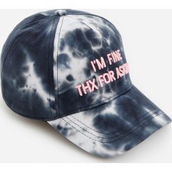 Czapka z daszkiem i efektem tie dye - Czarny. Czarne czapki damskie Reserved, bez wzorów. W wyprzedaży za 9,99 zł.