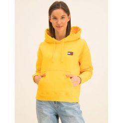 Bluza Tommy Jeans Tjw Badge DW0DW07787. Żółte bluzy damskie Tommy Jeans, l, bez wzorów, z bawełny, bez rękawów, bez kaptura. W wyprzedaży za 359,00 zł.