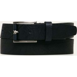 Guess Jeans - Pasek skórzany. Niebieskie paski męskie Guess Jeans, w paski, z jeansu. W wyprzedaży za 159,90 zł.