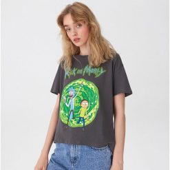 T-shirt z nadrukiem Rick and Morty - Szary. Szare t-shirty damskie House, s, z nadrukiem, bez kołnierzyka. Za 39,99 zł.