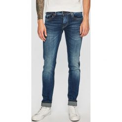 Pepe Jeans - Jeansy. Niebieskie jeansy męskie Pepe Jeans, z aplikacjami, z obniżonym stanem. W wyprzedaży za 279,90 zł.