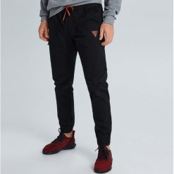 Spodnie jogger - Czarny. Czarne spodnie męskie Cropp, m, bez wzorów. Za 119,99 zł.