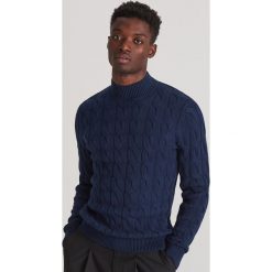 Sweter ze strukturalnym splotem - Granatowy. Niebieskie swetry męskie Reserved, s, bez wzorów, ze splotem, bez kołnierzyka, bez kaptura. Za 139,99 zł.