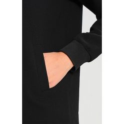 Opus HANA Kurtka wiosenna black. Czarne kurtki damskie Opus, bez wzorów, z elastanu. W wyprzedaży za 356,30 zł.