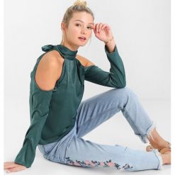 Bluzki damskie: NAKD HANNALICIOUS X NAKD HIGH NECK COLD SHOULDER BLOUSE Bluzka green